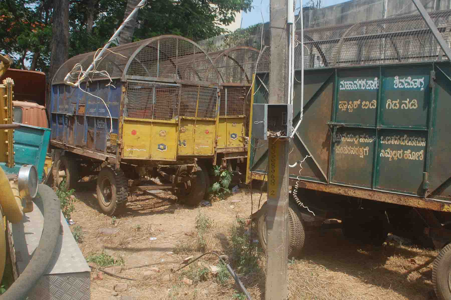 ಪಾಲಿಕೆಯ ನಿರ್ಲಕ್ಷ: ತುಕ್ಕು ಹಿಡಿಯುತ್ತಿರುವ ವಾಹನಗಳು